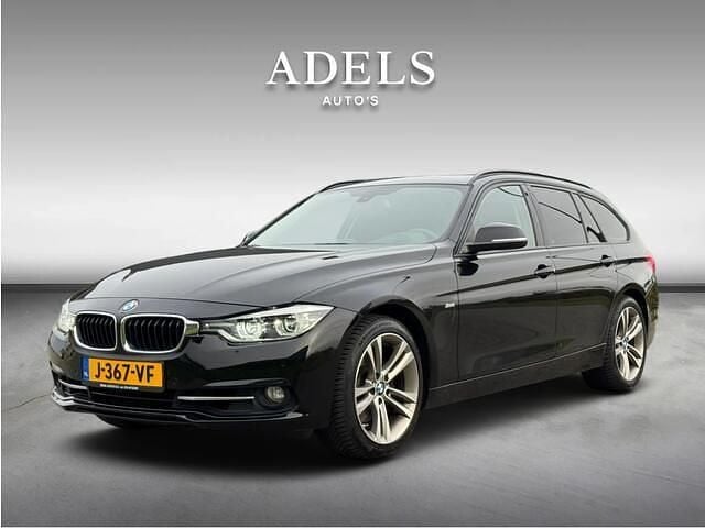 Zwart (metallic) Gebruikt 2017 BMW 330 Executive Stationwagen | € 16.995 (Goede deal) - Afbeelding 1/4