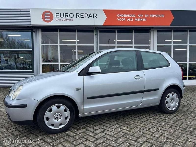 Grijs Occasion 2004 VW Polo Hatchback | € 875 (Goede deal) - Afbeelding 1/4