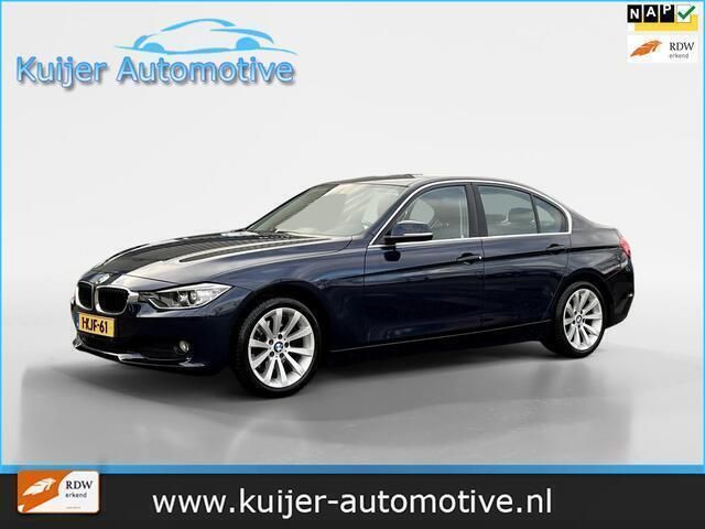 Blauw, metallic lak Gebruikt 2013 BMW 320 Efficient Dynamics Sedan | € 11.945 (Eerlijke prijs) - Afbeelding 1/4
