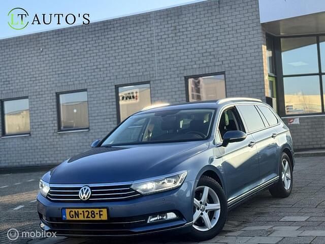 Blauw Occasion 2015 VW Passat Highline Stationwagen | € 8.499 (Duur) - Afbeelding 1/4