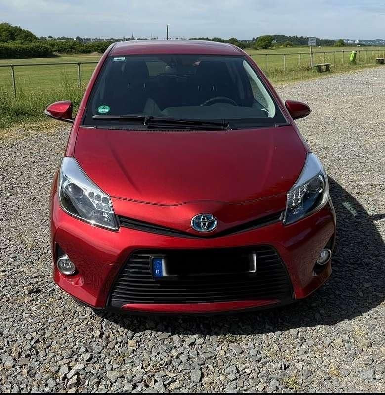 Rood Gebruikt 2014 Toyota Yaris MPV | € 12.000 (Duur) - Afbeelding 1/4