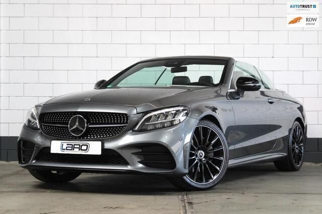 Grijs, metallic lak Gebruikt 2021 Mercedes C180 AMG line Cabriolet | € 39.900 (Goede deal) - Afbeelding 1/4
