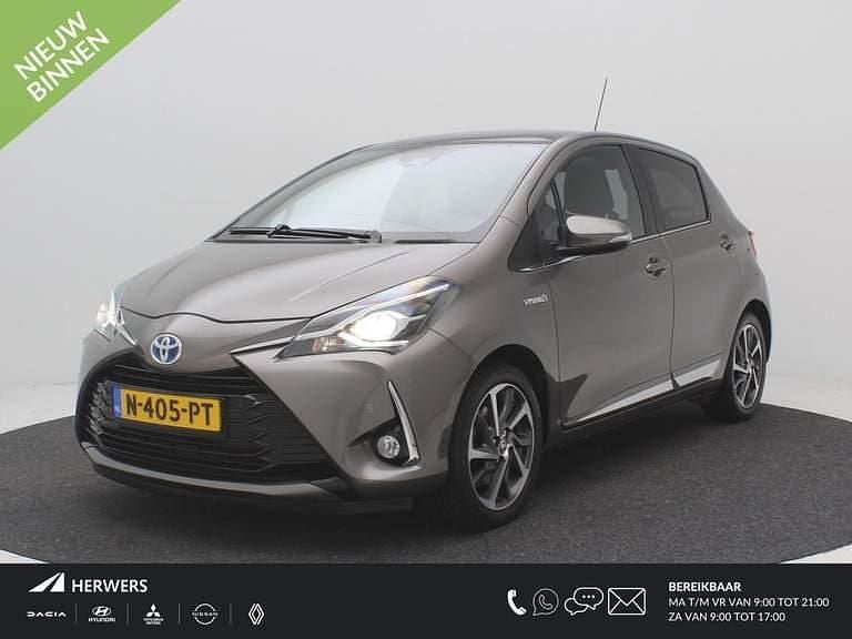 Grijs/bruin metallic Gebruikt 2017 Toyota Yaris Hybrid Hatchback | € 14.685 (Goede deal) - Afbeelding 1/4