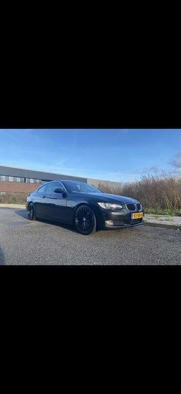Zwart Gebruikt 2007 BMW 320 Executive Coupé | € 4.500 (Goede deal) - Afbeelding 1/4