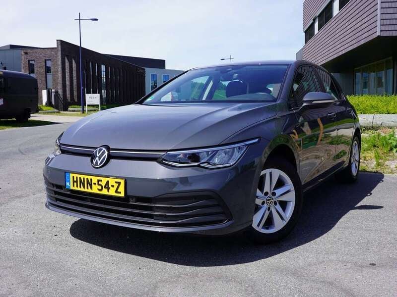 Grijs Gebruikt 2023 VW Golf VIII Business Hatchback | € 25.450 (Goede deal) - Afbeelding 1/4