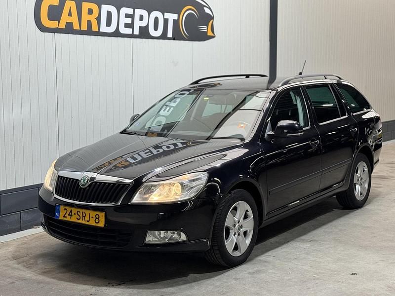 Zwart Gebruikt 2011 Skoda Octavia Business Line Stationwagen | € 3.899 - Afbeelding 1/4