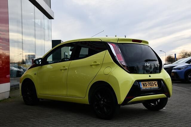 Geel Occasion 2017 Toyota Aygo X-cite Hatchback | € 10.999 (Iets duurder) - Afbeelding 1/4