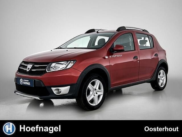 Rood, metallic lak Gebruikt 2016 Dacia Sandero Lauréate Hatchback | € 7.450 (Eerlijke prijs) - Afbeelding 1/3