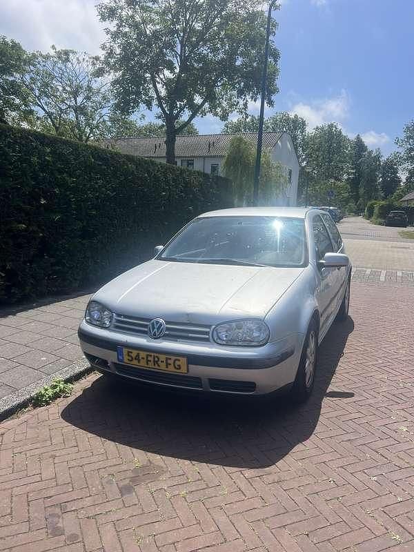 Grijs Gebruikt 2000 VW Golf IV Trendline Sedan | € 600 (Eerlijke prijs) - Afbeelding 1/4