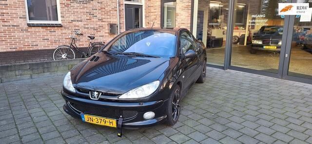 Zwart Gebruikt 2005 Peugeot 206 CC Roland Garros Cabriolet | € 1.499 (Iets duurder) - Afbeelding 1/4