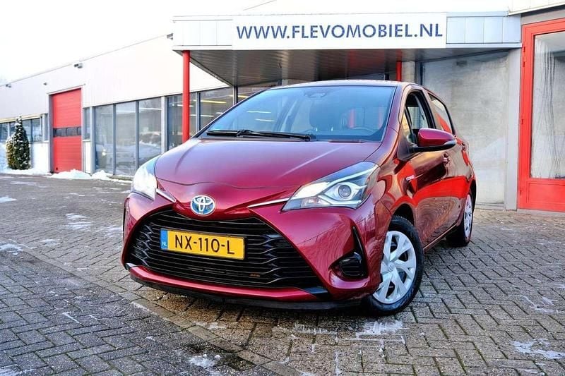 Rood Occasion 2017 Toyota Yaris Hybrid Hatchback | € 12.750 (Goede deal) - Afbeelding 1/4