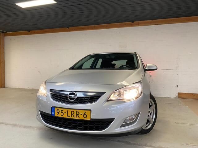 Grijs Gebruikt 2010 Opel Astra Selection Hatchback | € 5.450 (Eerlijke prijs) - Afbeelding 1/4
