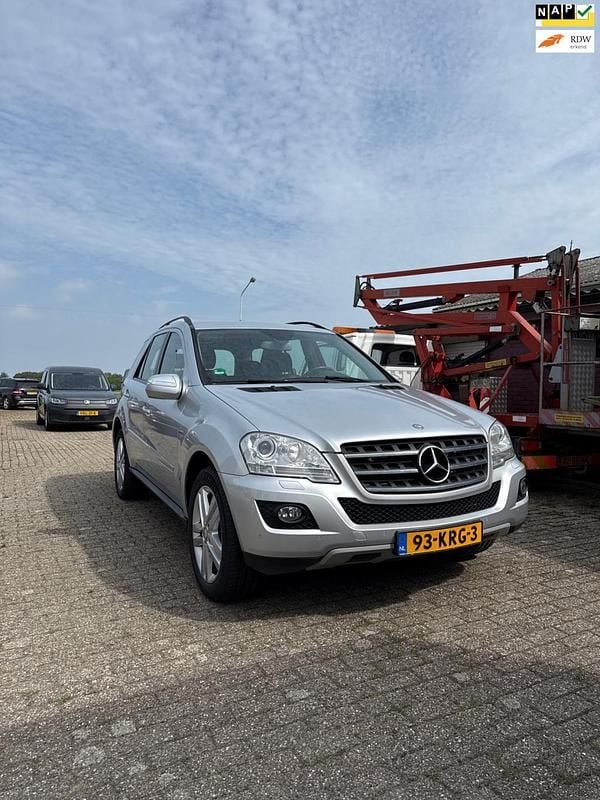 Terreinwagen Gebruikt 2010 Mercedes ML350 SUV | € 16.500 - Afbeelding 1/2