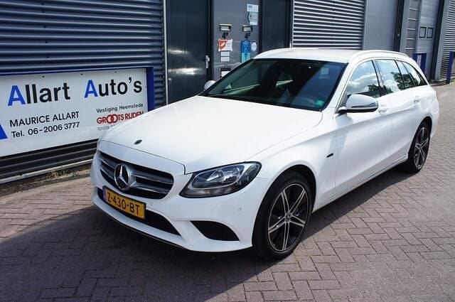 Wit Occasion 2020 Mercedes C300 Avantgarde Stationwagen | € 20.950 (Goede deal) - Afbeelding 1/4