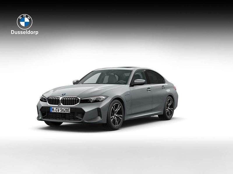 Grijs, metallic lak Nieuw 2025 BMW 330e Comfort Edition Sedan | € 67.135 (Super prijs) - Afbeelding 1/4