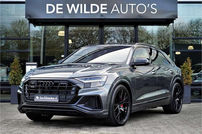 Grijs (metallic) Gebruikt 2022 Audi Q8 S-Line SUV | € 81.900 - Afbeelding 1/4