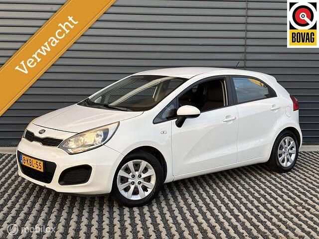 Wit Gebruikt 2013 Kia Rio Comfort Hatchback | € 5.395 (Eerlijke prijs) - Afbeelding 1/4
