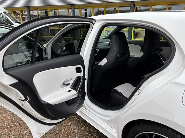 Occasion Mercedes A250 AMG line 224 PK (164 kW) 2018 Wit Hatchback