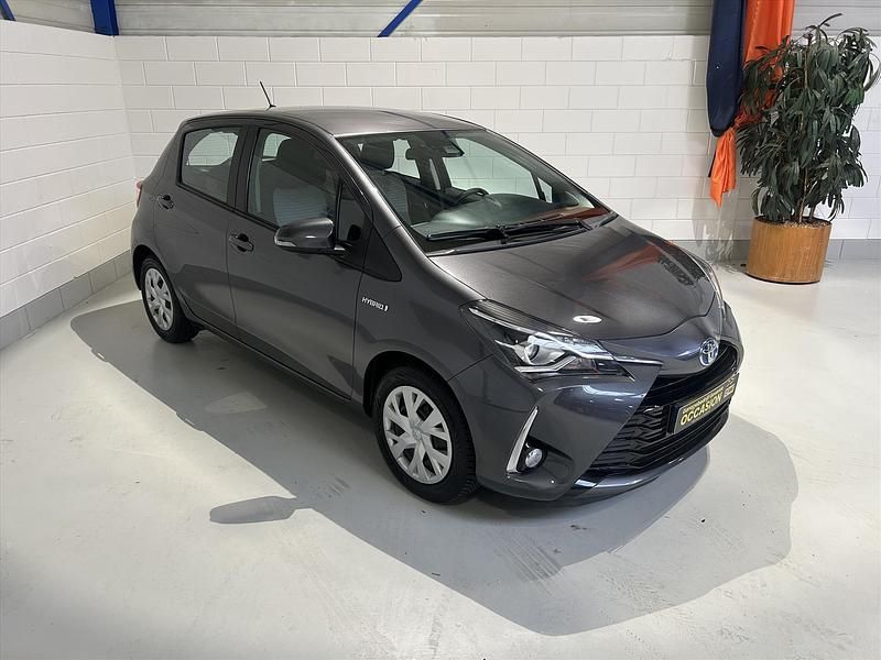 Grijs Occasion 2019 Toyota Yaris Hybrid Hatchback | € 14.950 (Super prijs) - Afbeelding 1/4
