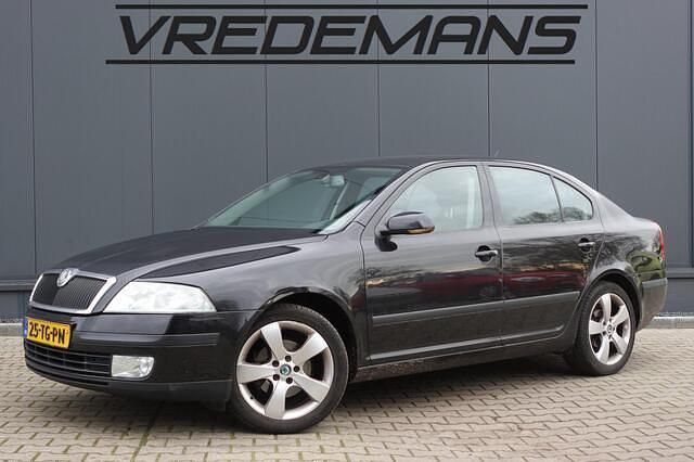 Zwart (metallic) Gebruikt 2006 Skoda Octavia Elegance Hatchback | € 1.950 (Goede deal) - Afbeelding 1/3