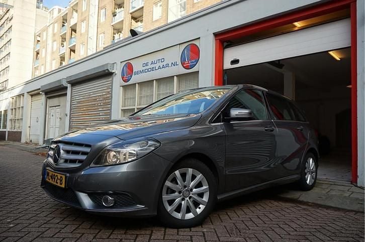 Grijs Occasion 2013 Mercedes B180 MPV | € 9.940 (Goede deal) - Afbeelding 1/4