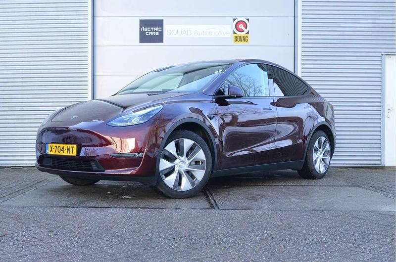 Rood Occasion 2023 Tesla Model Y Long Range AWD SUV | € 41.999 (Iets duurder) - Afbeelding 1/4