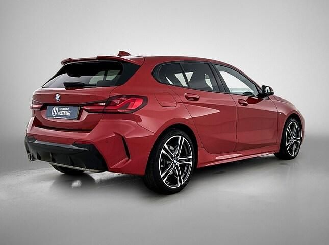 Occasion BMW 118 Executive 2021 Rood Hatchback