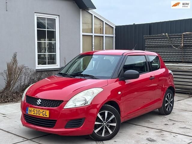 Rood Occasion 2011 Suzuki Swift Hatchback | € 3.450 (Goede deal) - Afbeelding 1/4