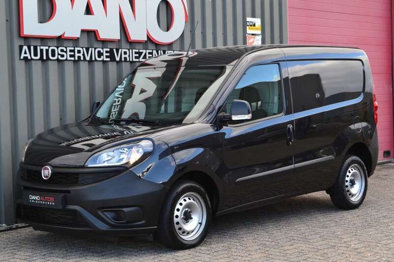 Zwart Gebruikt 2022 Fiat Doblò MPV | € 9.950 (Eerlijke prijs) - Afbeelding 1/4