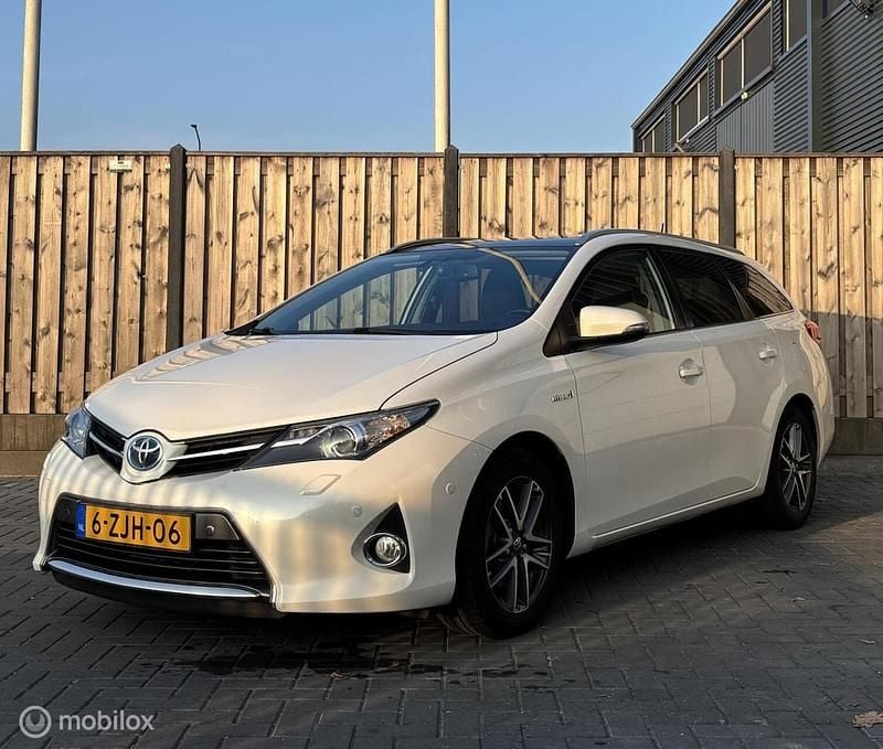 Wit Occasion 2014 Toyota Auris Hybrid Hatchback | € 8.950 (Goede deal) - Afbeelding 1/4