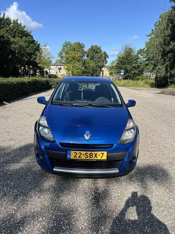 Gebruikt 2011 Renault Clio II Dynamique Sedan | € 2.400 (Eerlijke prijs) - Afbeelding 1/4