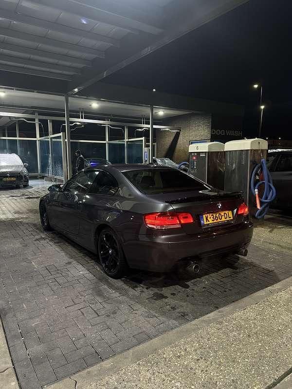 Grijs Gebruikt 2008 BMW 330 Coupé | € 10.499 (Eerlijke prijs) - Afbeelding 1/4