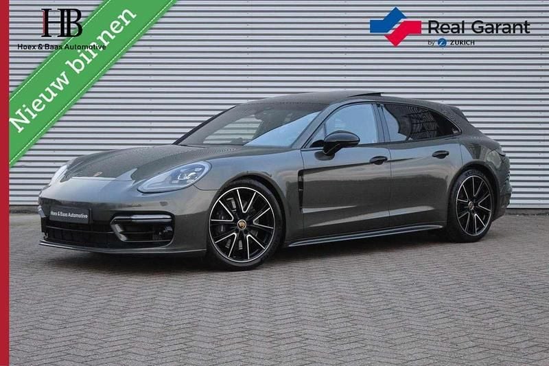 Groen (metallic) Occasion 2023 Porsche Panamera Platinum Edition Stationwagen | € 94.940 (Eerlijke prijs) - Afbeelding 1/4