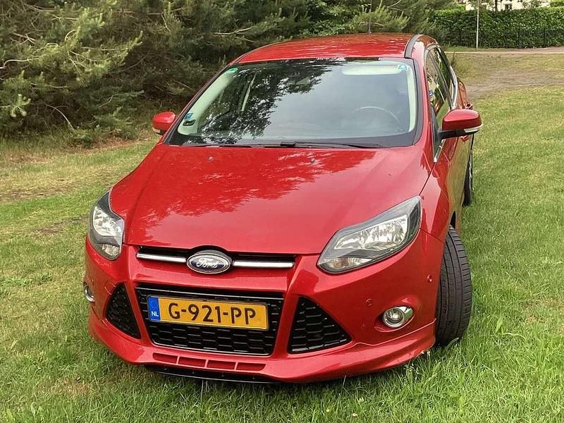 Rood Gebruikt 2014 Ford Focus Titanium Stationwagen | € 7.499 (Duur) - Afbeelding 1/4