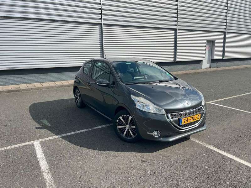 Grijs Gebruikt 2012 Peugeot 208 Envy Hatchback | € 4.195 (Duur) - Afbeelding 1/4