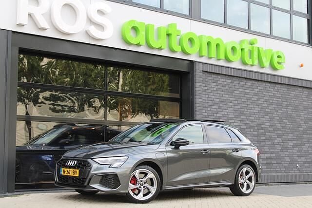 Grijs, metallic lak Gebruikt 2021 Audi A3 Sportback Competition Hatchback | € 33.450 (Eerlijke prijs) - Afbeelding 1/4