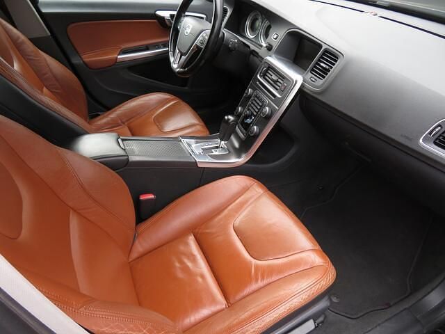 Occasion Volvo V60 Momentum 241 PK (177 kW) 2011 Zwart (metallic) Stationwagen