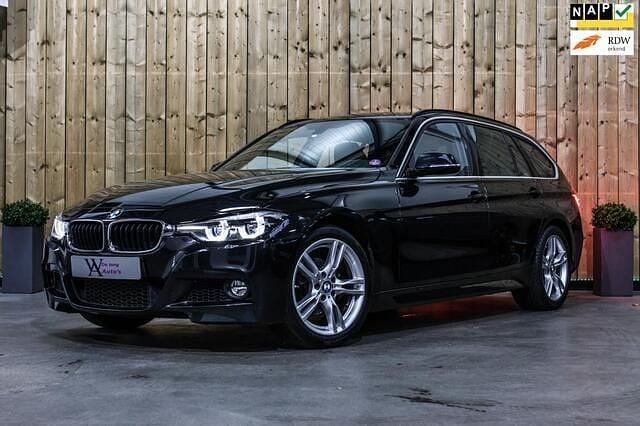 Zwart (metallic) Gebruikt 2019 BMW 318 M Sport Stationwagen | € 19.950 (Goede deal) - Afbeelding 1/4
