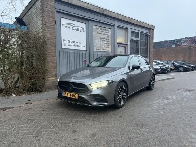 Grijs Gebruikt 2020 Mercedes A200 Premium Plus Sedan | € 27.000 (Duur) - Afbeelding 1/4