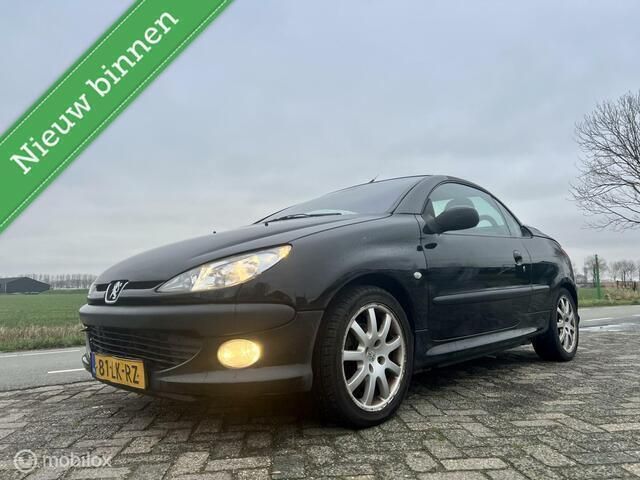 Zwart Gebruikt 2003 Peugeot 206 CC Roland Garros Cabriolet | € 1.499 (Eerlijke prijs) - Afbeelding 1/4