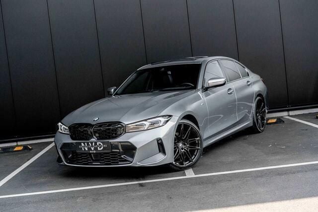 Grijs Gebruikt 2024 BMW 320 M Sport Sedan | € 43.900 (Eerlijke prijs) - Afbeelding 1/4