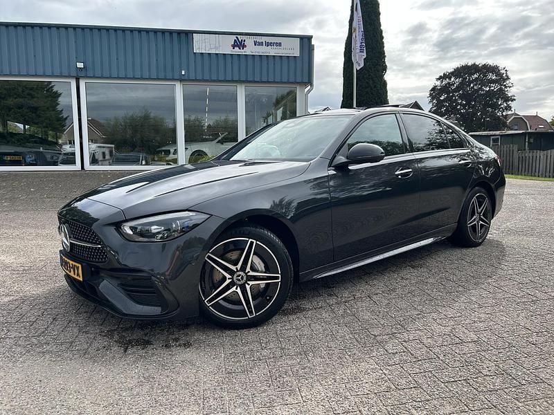 Grijs Gebruikt 2024 Mercedes C300e AMG line Sedan | € 49.495 (Eerlijke prijs) - Afbeelding 1/4