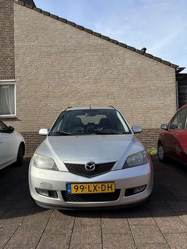 Grijs Gebruikt 2003 Mazda 2 Touring Stationwagen | € 1.500 (Eerlijke prijs) - Afbeelding 1/4