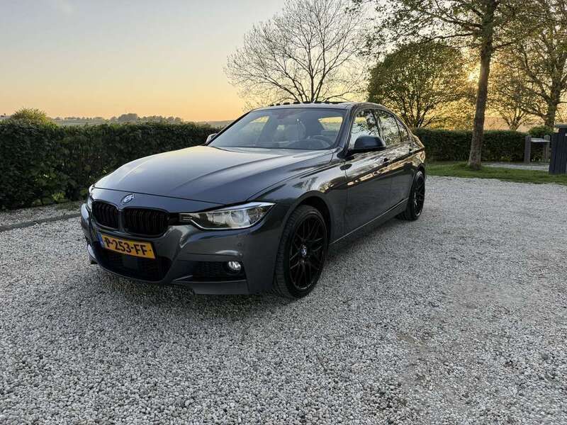 Grijs Gebruikt 2012 BMW 335 Sedan | € 18.500 (Eerlijke prijs) - Afbeelding 1/4