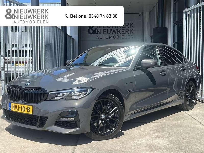Grijs Gebruikt 2022 BMW 320e Executive Sedan | € 35.999 (Eerlijke prijs) - Afbeelding 1/4