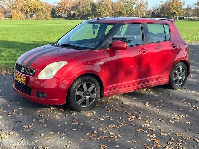 Rood Gebruikt 2005 Suzuki Swift Hatchback | € 900 (Super prijs) - Afbeelding 1/4