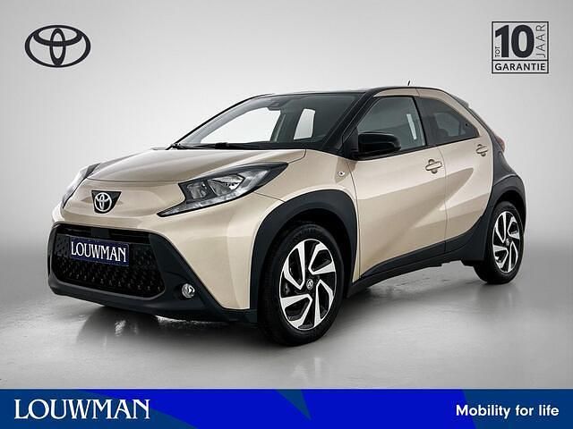 Goud Gebruikt 2024 Toyota Aygo X Pulse SUV | € 18.950 - Afbeelding 1/3