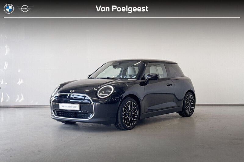 Zwart Gebruikt 2025 Mini Cooper Favoured Hatchback | € 37.495 - Afbeelding 1/4