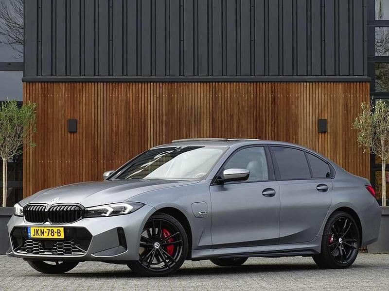 Grijs Gebruikt 2022 BMW 330e M Sport Sedan | € 46.995 - Afbeelding 1/4