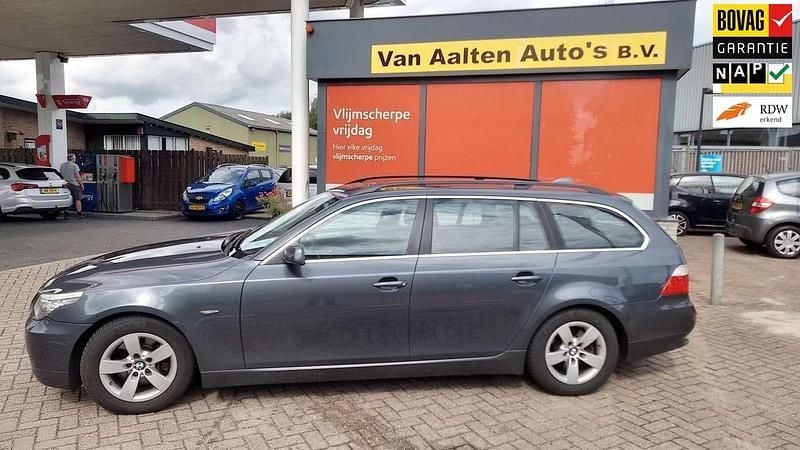 Grijs Gebruikt 2009 BMW 523 Exclusive Stationwagen | € 8.250 (Duur) - Afbeelding 1/4